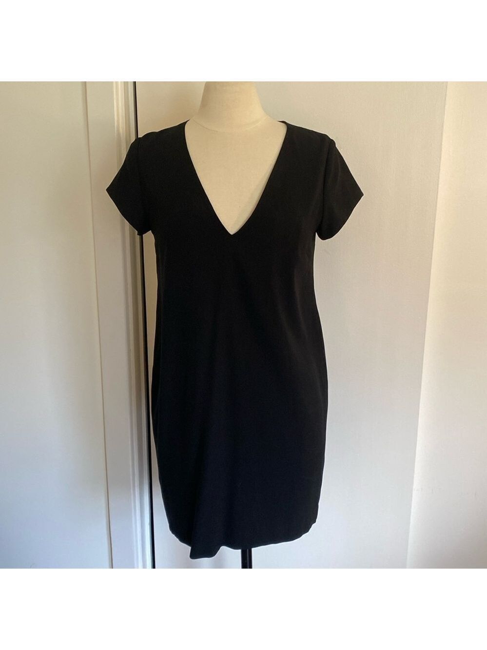 Aritzia Babaton Size 6 Black V-Neck Short Sleeve Shift Dress Lined Cap Sleeve